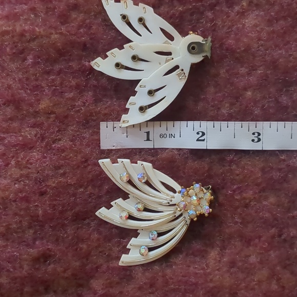 West German vintage plastic climbing/cascading earrings w/ rainbow rhinestones - Picture 10 of 10